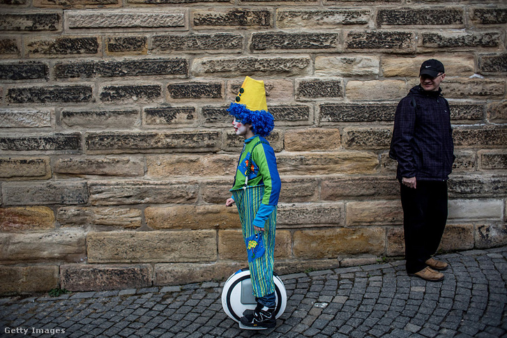 Bohócruhás fiú a prágai karneválon