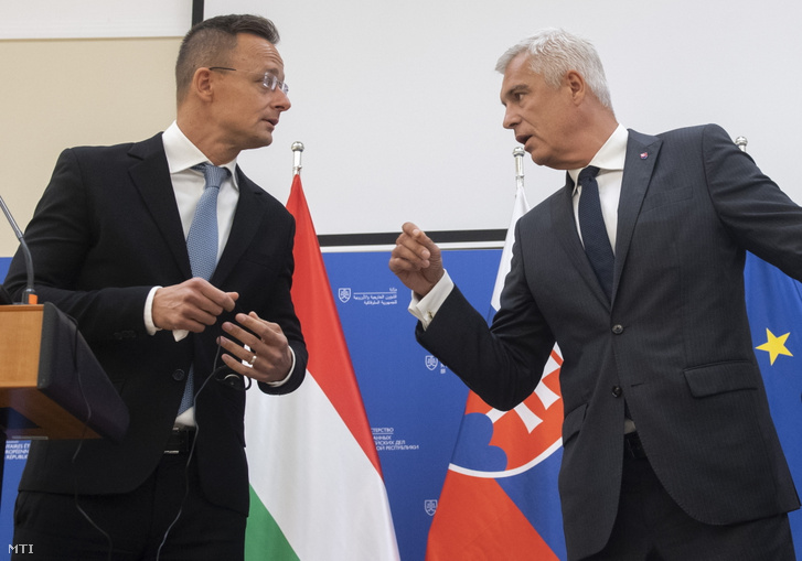 Szijjártó Péter külgazdasági és külügyminiszter (b) és Ivan Korčok szlovák külügyminiszter, mielőtt sajtótájékoztatót tartanak Pozsonyban 2021. október 5-én