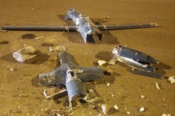 Robbanóanyaggal megpakolt drón törmelékei, amelyet a szaúdi légvédelem megsemmisített 2021. október 8-án