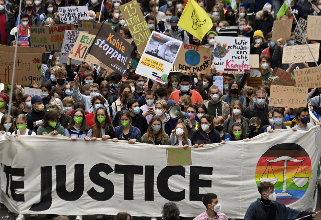 Aktivisták, köztük Greta Thunberg svéd klímaaktivista (k) és Luisa Neubauer német éghajlatvédelmi aktivista (k-b) vonulnak a Fridays for Future globális klímasztrájk során Berlinben 2021. szeptember 24-én