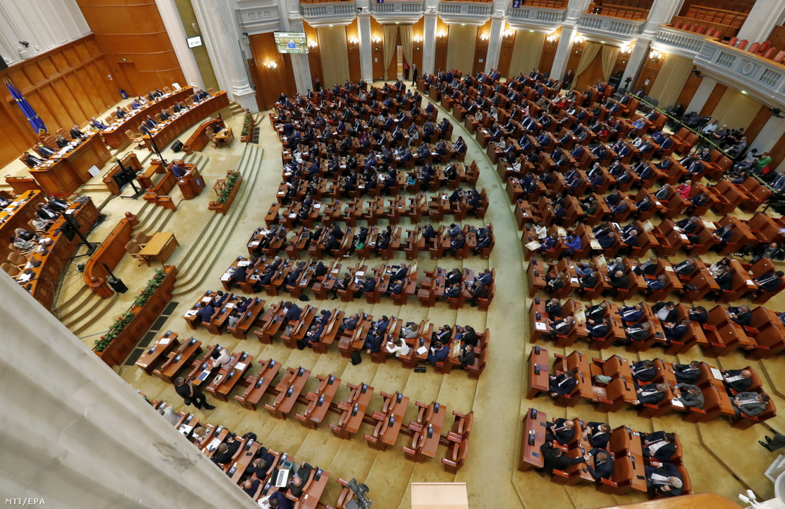 A Florin Citu román miniszterelnök koalíciós kormányának megbuktatását célzó bizalmatlansági indítvány vitája a kétkamarás román parlament együttes ülésén, Bukarestben 2021. október 5-én