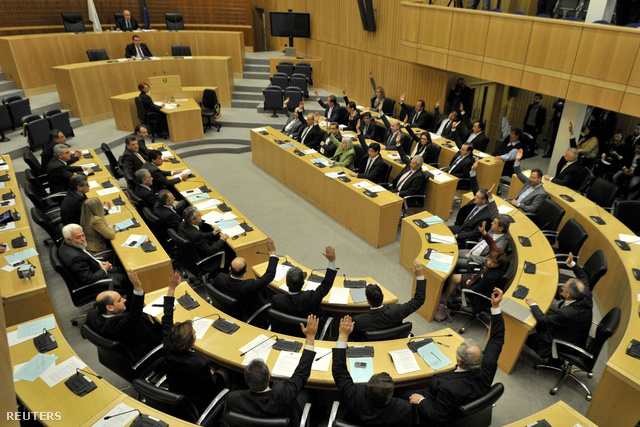 A ciprusi parlament ülésterméről készült kép Nicosiában 2013. március 19-én.