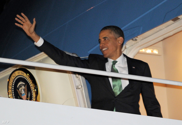 Obama az elnöki különgép ajtajából integet a felszállás előtt