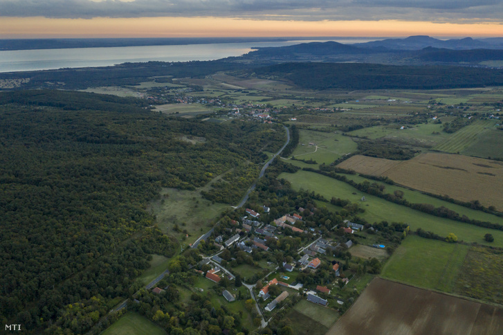 Dörgicse látképe a Balatonnal 2018. október 3-án