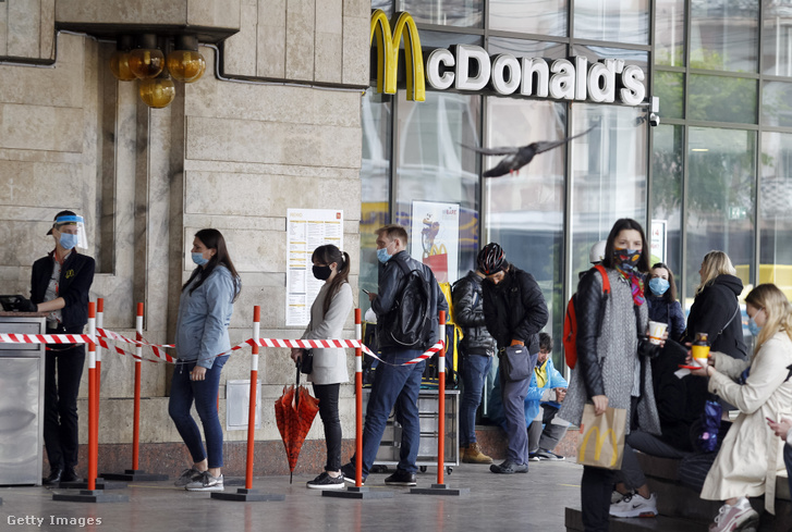 Maszkot viselő emberek az egyik ukrajnai McDonald's étterem előtt 2020. június 1-jén