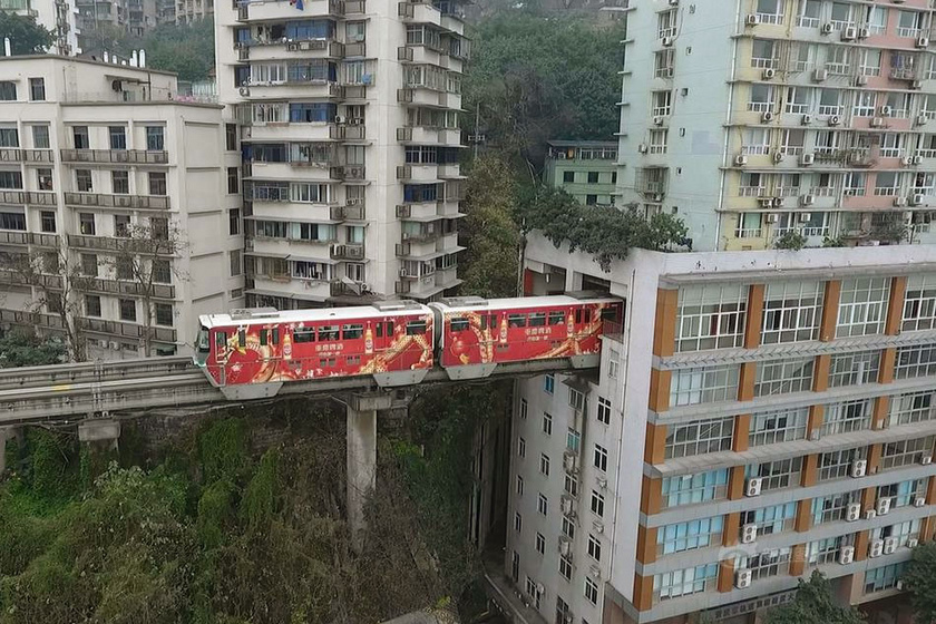 Praktikus dolog közel lakni a tömegközlekedési eszközökhöz, de a kínai Chongqingban konkrétan a lakóház ötödik emeletén megy keresztül a metró. Sőt egy megállót építettek erre a szintre.