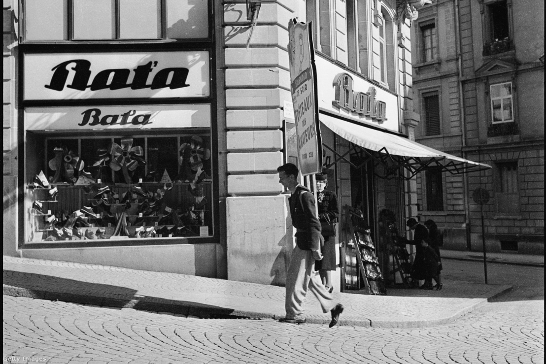 Egy fiatal egy Bata-cipő-bolt előtt sétál el 1942-ben