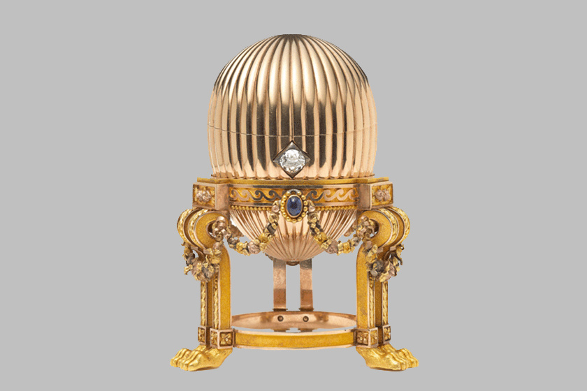 Később kiderült, hogy egy igazi ritkaságra lelt: a Fabergé-tojások egyikére, amelyeket Peter Carl Fabergé francia származású orosz ékszerész készített 1885 és 1917 között III. Sándor és II. Miklós orosz cárok megrendelésére. 33 ezer dollárért, azaz több mint 10 millió forintért sikerült túladni rajta.