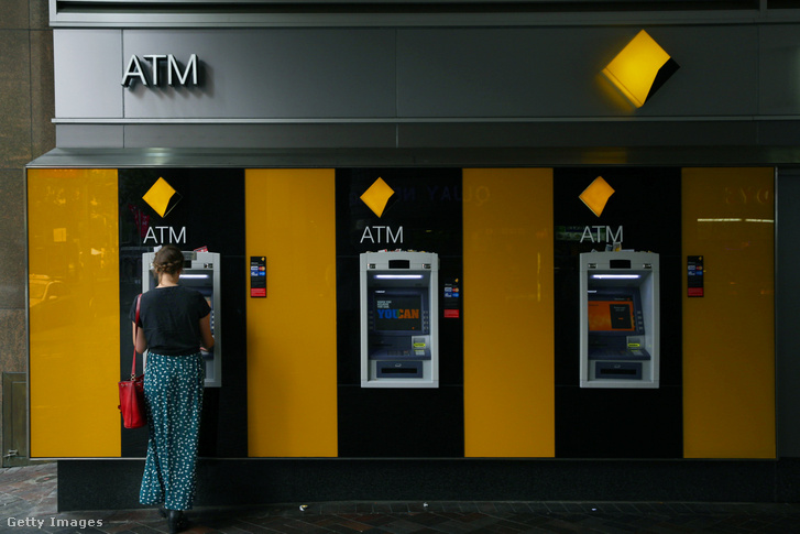 Egy nő pénzt vesz fel egy ATM-ből 2014. január 10-én