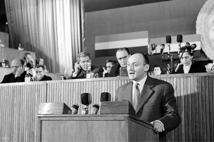 Biszku Béla belügyminiszter a Magyar Szocialista Munkáspárt Politikai Bizottságának (MSZMP PB) tagja felszólal a párt VII. kongresszusának negyedik napján 1959. december 3-án