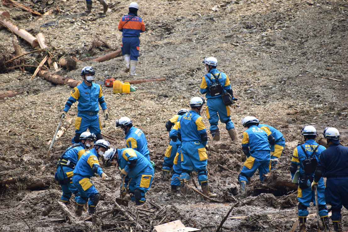 Önkéntesek megkezdték a mentést a tájfun pusztítása után 2020. szeptember 8-án