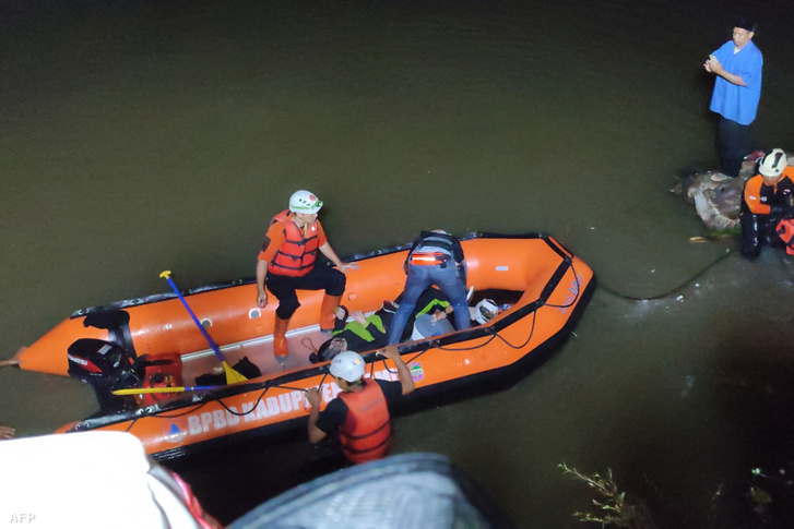 Egy mentőcsapat dolgozik azon, hogy kimentsék a gyermekeket a Cileuleur folyónál, Nyugat-Jáva tartományában, Indonéziában 2021. október 15-én