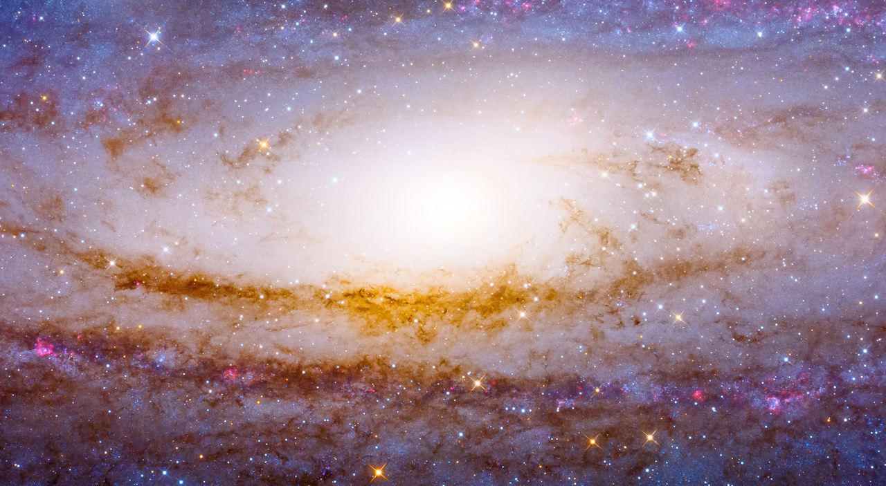 Androméda közelítés Az Androméda-galaxis az egyik legismertebb ködösség és egyben galaxis is. Nem véletlen, hiszen ez a Tejúthoz eső legközelebbi spirális extragalaxis, aminek hatalmas mérete lenyűgöző. Közelsége és nagysága lehetővé teszi, hogy a mai rendkívül kifinomult képalkotó eszközökkel és képfeldolgozó módszerekkel, abban az esetben ha a fotós precíz és felkészült, rendkívüli közelkép készíthető, 2,5 millió fényévnyi távolságból, melyen láthatóvá válnak a fénylő központi rész körül keringő porfelhők, csillaghalmazok és csillagkeletkezési régiók is.