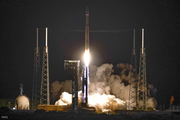 A Lucy amerikai űrszondát egy Atlas V hordozórakétával összekapcsolva felbocsátják az amerikai légierő floridai, Cape Canaveral-i támaszpontjának kilövőállásáról 2021. október 16-án