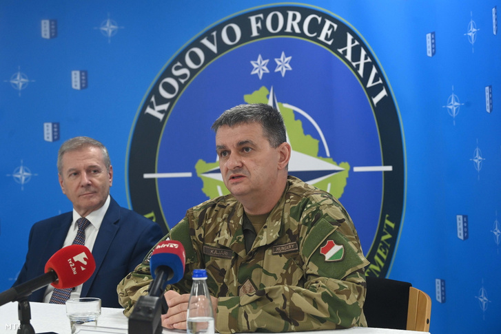 Kajári Ferenc vezérőrnagy, a NATO KFOR-missziójának újonnan kinevezett parancsnoka (j) és Benkő Tibor honvédelmi miniszter a NATO koszovói missziójának (KFOR) táborában tartott sajtótájékoztatón Pristinában 2021. október 15-én