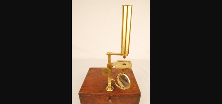 Egy Cary Gould-féle hordozható mikroszkóp