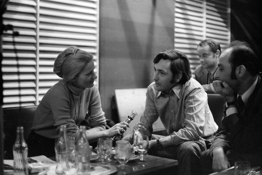 Balogh Mária riporter 1974-ben Érdi Sándor újságíró, televíziós főszerkesztővel és Petur Istvánnal.