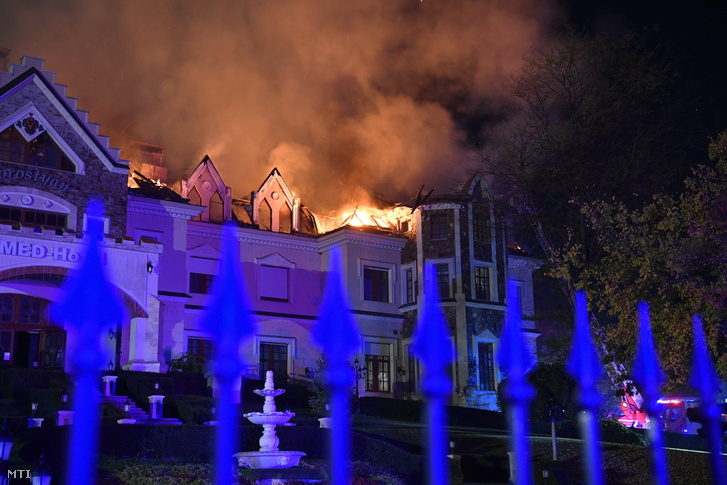 A tamásipusztai Borostyán Med Hotel kigyulladt tetőszerkezete lángol 2021. október 17-én. Az ötös fokozatúra minősített tűzhöz nagy erőkkel vonultak ki debreceni, a nyíradonyi és a szakolyi tűzoltók, a szálloda épületét 85 embernek kellett elhagynia