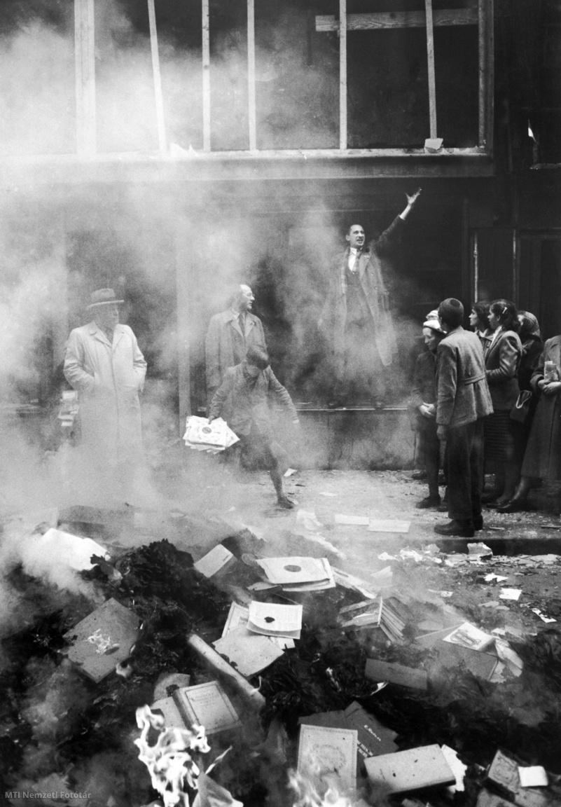 Budapest, 1956. október 24. Egy lelkes felkelő Petőfi Sándor Nemzeti dal című költeményét szavalja a Váci utcai szovjet könyvesbolt kirakatában állva, míg előtte az utcán könyveket égetnek az 1956-os forradalom idején
