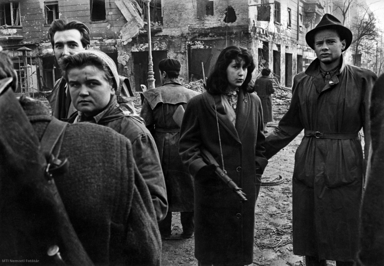 Budapest, 1956. október. Fegyveres felkelők, köztük két nő a belváros utcáin az október végi napokban. A felvétel készítésének pontos időpontja ismeretlen