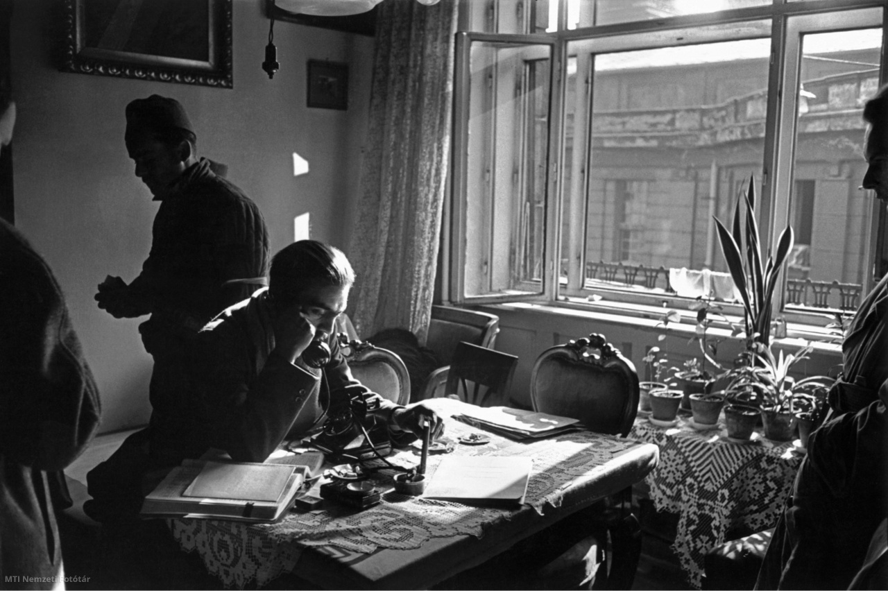 Budapest, 1956. október. Pongrátz Gergely telefonál a Corvin közi felkelőcsoport központjában. A Corvin közi forradalmárok parancsnoka a szovjet csapatok bevonulása után az Egyesült Államokba emigrált. A felvétel készítésének pontos időpontja ismeretlen