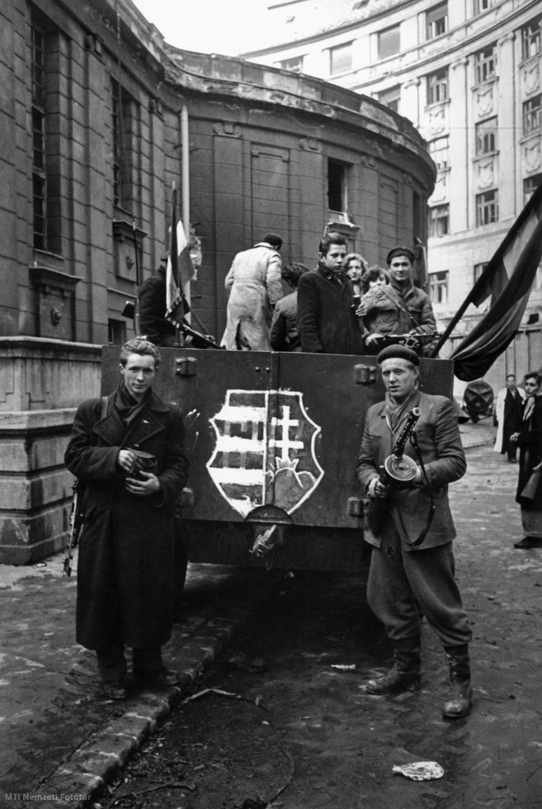 Budapest, 1956. október. Kossuth-címerrel díszített BTR–152 szovjet páncélozott szállító jármű és a járművet zsákmányul ejtő fegyveres felkelők a Corvin közben. A felvétel készítésének pontos időpontja ismeretlen