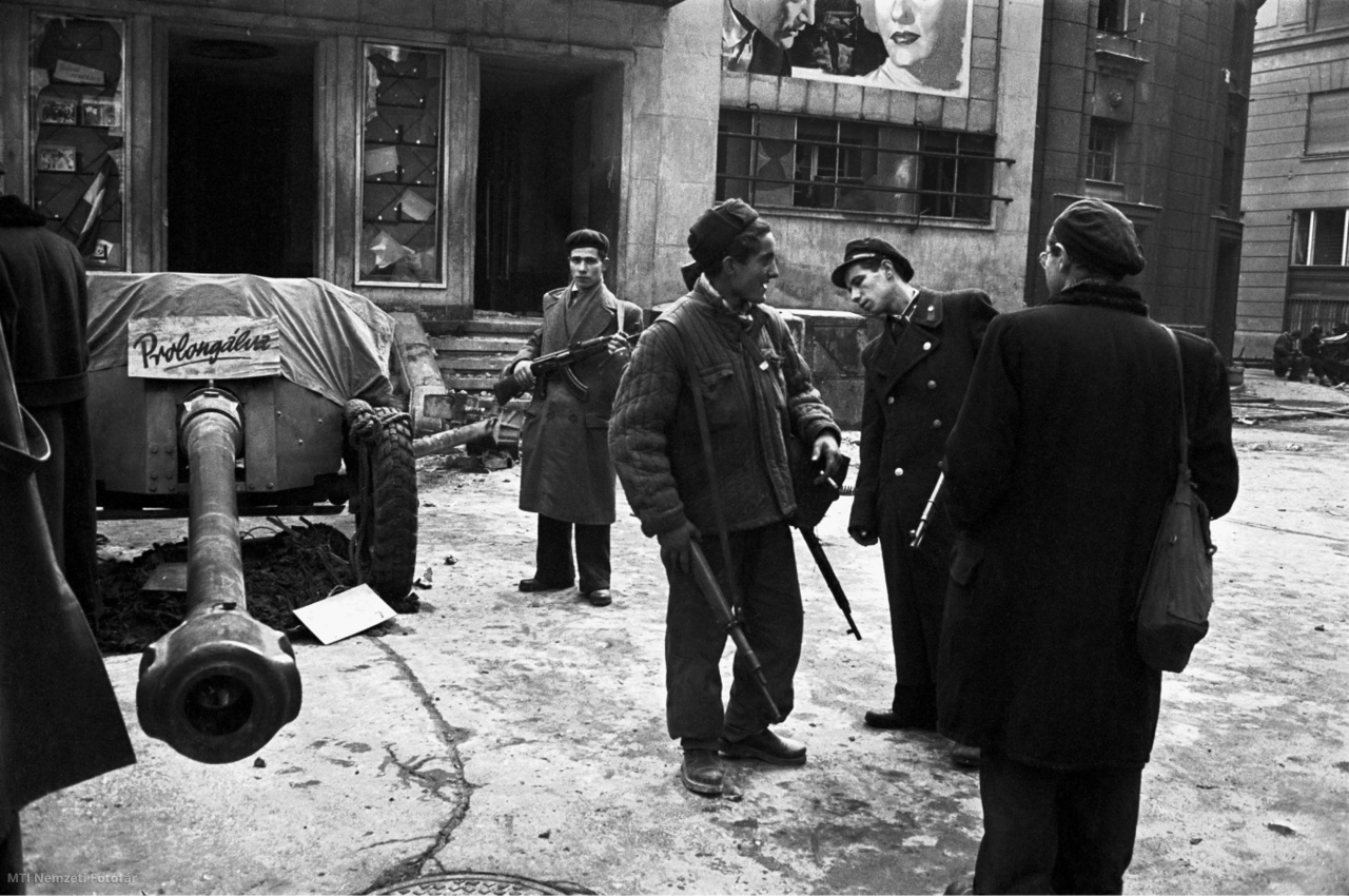 Budapest, 1956. november. Vasutas egyenruhába öltözött férfi szabadságharcosokkal a Corvin közben. A felvétel készítésének pontos időpontja ismeretlen