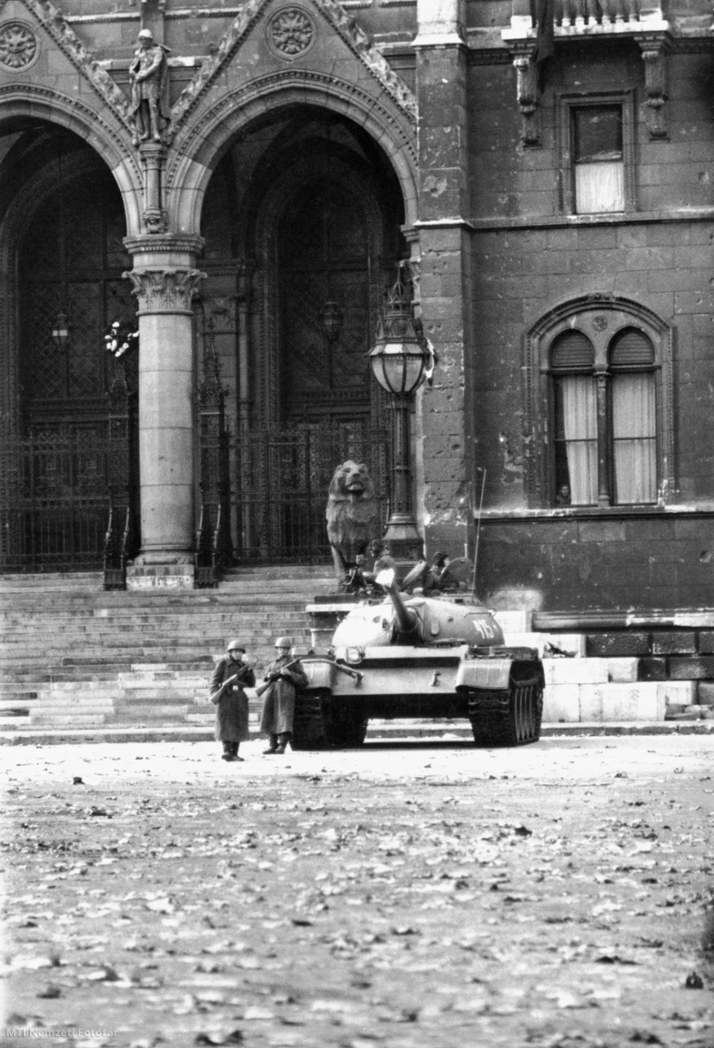 Budapest, 1956. november 5. T–54-es szovjet tank áll szovjet katonák kíséretében a Parlament épülete előtt