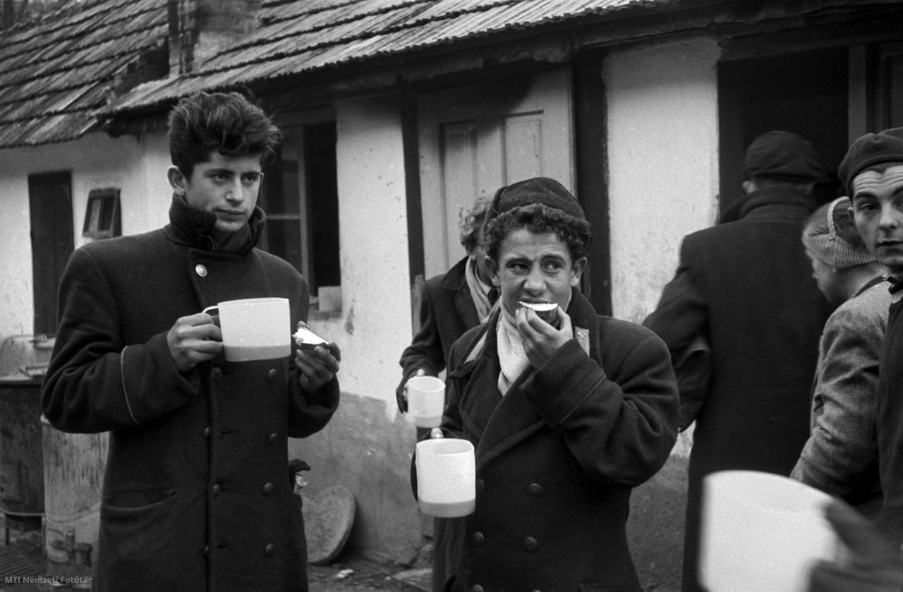 Andau, 1956. november. Kezükben forró teát és vajas kenyeret szorongató fiatal magyar menekültek Ausztriában. 1956 decemberéig 155 ezer menekült távozott a határon át Ausztriába, ahol először a burgenlandi Mosontarcsán (Andau) létesített táborban szállásolták el őket. A felvétel készítésének pontos időpontja ismeretlen