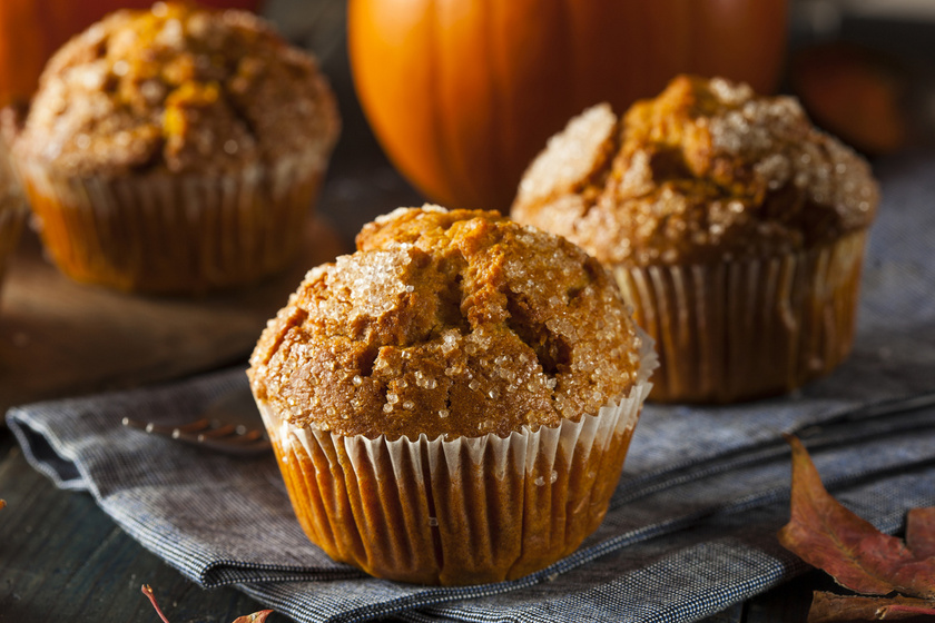 A fűszeres, puha sütőtökös muffin az ősz kedvenc sütije, amit gyorsan és egyszerűen elkészíthetsz akár maradék sütőtökből is. Csak keverj össze mindent, süsd meg, és élvezd a csodás ízeket! Érdemes cukorral, mázzal is feldobni.