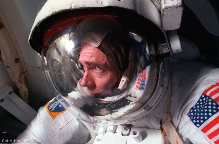 A Nemzetközi Űrállomás első legénységének tagja, Daniel T. Barry 1999 januárjában