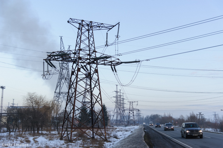 Villanyvezetékek Ukrajnában egy hőerőmű közelében