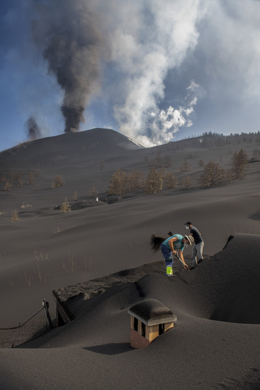 2021. október 17.: vulkáni hamut takarítanak le egy ház tetejéről Las Manchasban, a Spanyolországhoz tartozó Kanári-szigetek La Palma-szigetén, ahol folytatódik a Cumbre Vieja tűzhányó kitörése.