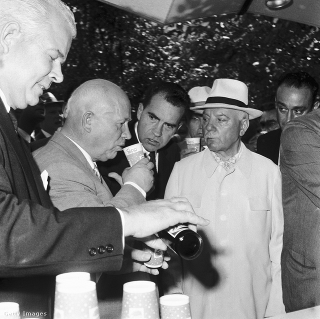 Nixon Pepsit kóstoltat Hruscsovval az Amerikai Kiállításon