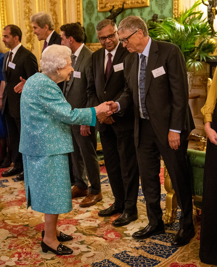Erzsébet királynő kedden még a palotában találkozott a Globális Befektetési Konferencia delegációjával, a felvételen Bill Gatesszel fogott éppen kezet.