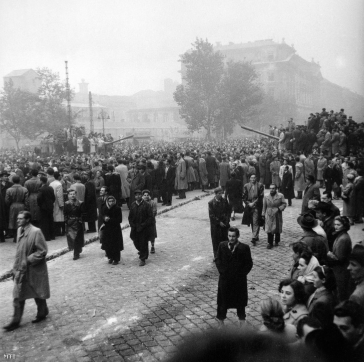 Tüntető tömeg Budapest utcáján. Néhányan harckocsikra kapaszkodtak fel.