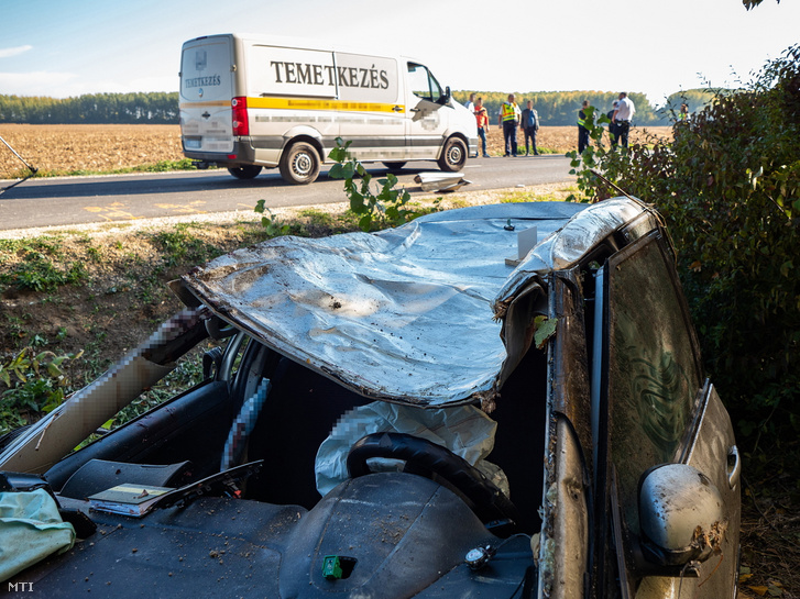 Összeroncsolódott személygépkocsi miután lesodródott az útról majd felborult a Tolna megyei Faddról Dunaszentgyörgy felé vezető úton 2021. október 20-án. A balesetben a jármű vezetője és utasa a helyszínen meghalt.