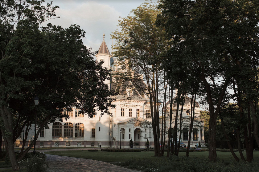 Báró Schossberger Zsigmond 1869-ben vásárolta meg a turai birtokot az Esterházy családtól. 1883-ra építtette meg rá a kastélyt, amit a feleségének, Mayer von Gunthof Teréznek szánt ajándékba. A kastély több mint fél évszázadon át a család használatában volt, majd magára maradt, 2016-ban kezdték meg a felújítását.