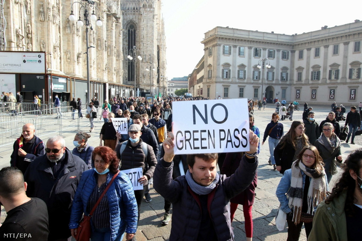 A koronavírussal szembeni védettséggel nem rendelkező embereket érintő korlátozások ellen tüntetnek egyetemisták Milánóban 2021. október 15-én.