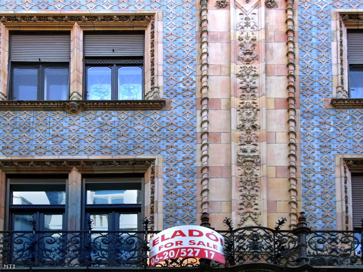 Eladó lakást hirdető transzparens a főváros V. kerületében a Váci utca egyik műemlék lakóházának erkélyén.