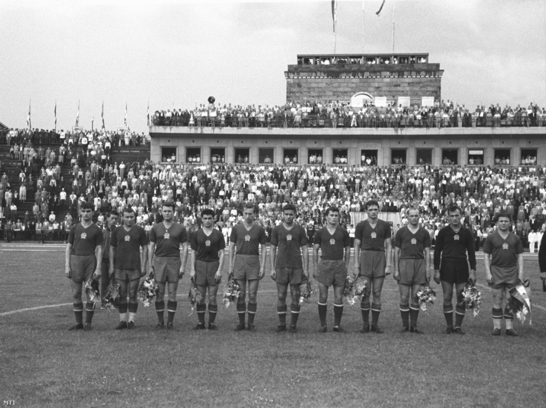 A magyar csapat tagjai 1956. július 15-én a Lengyelország elleni meccs előtt