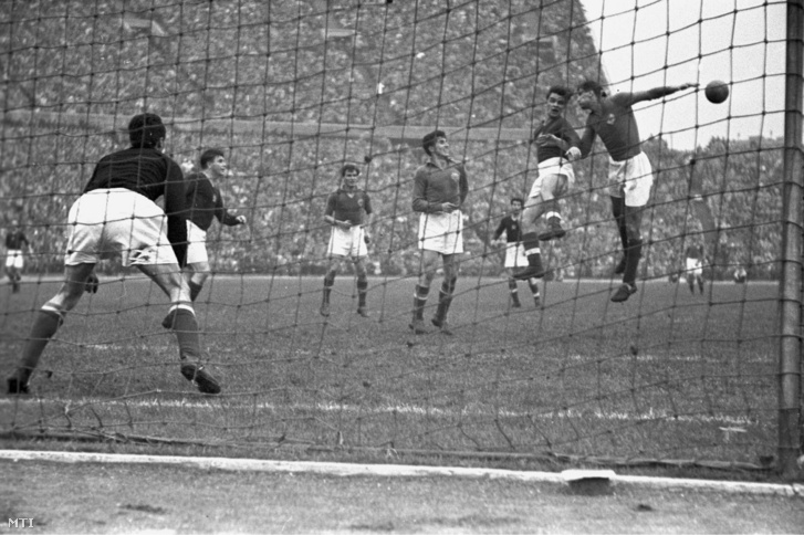 Kocsis Sándor kapura fejel a Magyarország–Jugoszlávia nemzetközi válogatott labdarúgó-mérkőzésen 1956. április 29-én