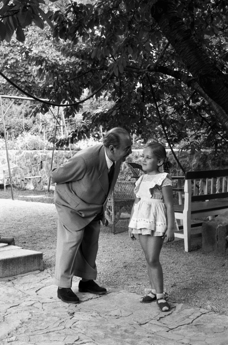 Budapest, 1956. Nagy Imre otthonában ötéves unokájával, Jánosi Katalinnal. A felvétel készítésének pontos időpontja ismeretlen