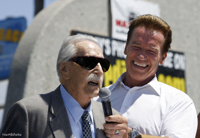 Joe Weider 2006-ban, amikor Arnold Schwartzeneggertől vett át életműdíjat a kaliforniai Muscle Beach-en