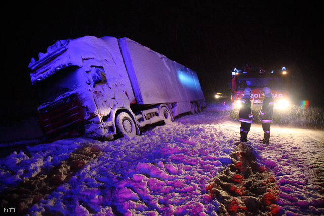 Elakadt kamion az M7-es autópályán Zalakomár közelében