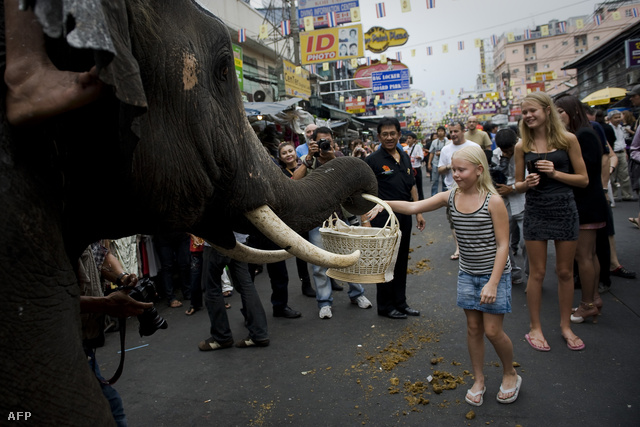 Svéd turisták egy bangkoki utcán