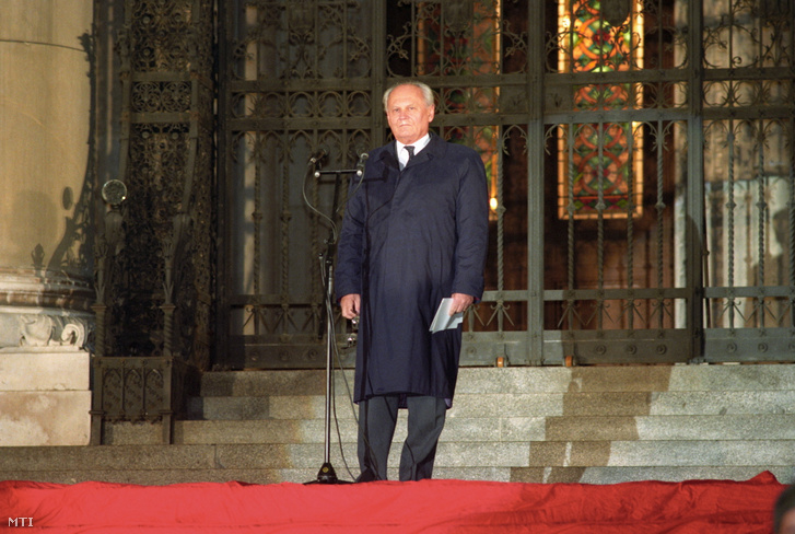 Göncz Árpád köztársasági elnök beszédet készül mondani az 1956-os forradalom és szabadságharc 36. évfordulója alkalmából október 23-án a Parlament előtt tartott megemlékezésen. A köztársasági elnököt tüntetők egy csoportja megakadályozta beszéde elmondásában