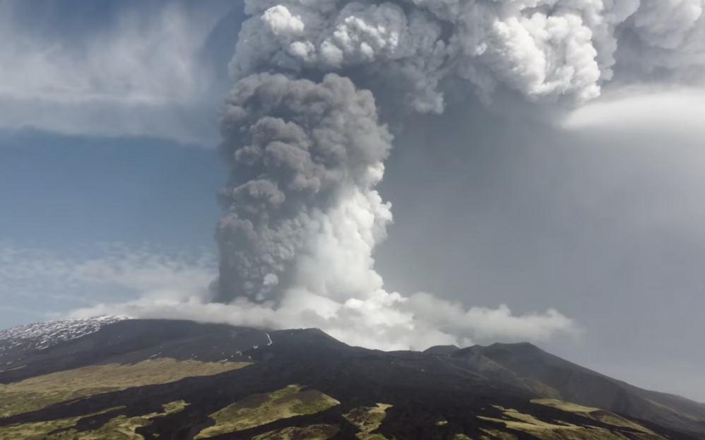 Kitört az Etna, több mint 60 kilométerre lőtt ki köveket