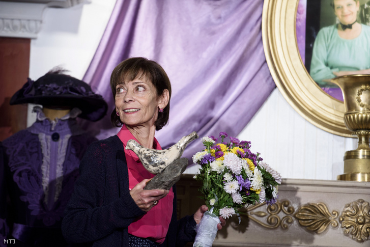 Venczel Vera Jászai Mari-díjas színművész, a Tolnay Klári Művészeti díj egyik 2016-os kitüntetettje az elismeréssel az átadóünnepségen a mohorai Tolnay Klári Emlékházban 2016. szeptember 17-én