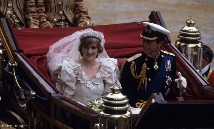 Diana hercegné és Károly herceg esküvője 1981. július 29-én. A hercegné fején a Spencer-tiara látható